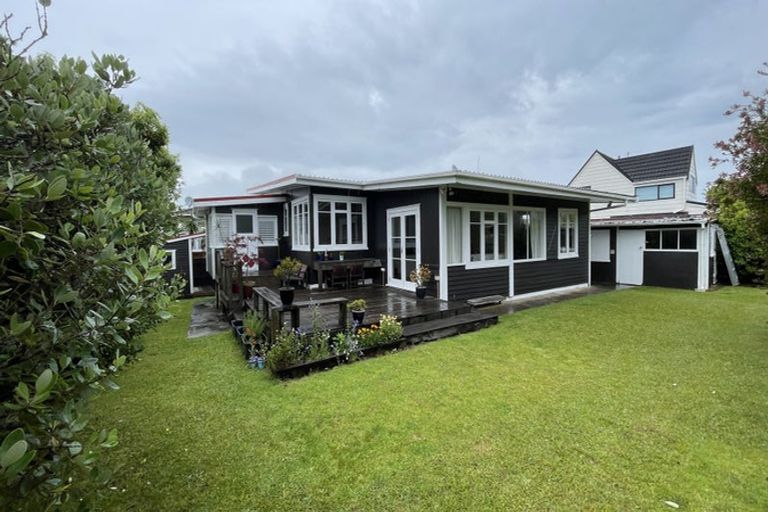 Photo of property in 42a Old Lake Road, Narrow Neck, Auckland, 0624