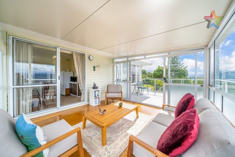Photo of property in 60 Pokohiwi Road, Normandale, Lower Hutt, 5010