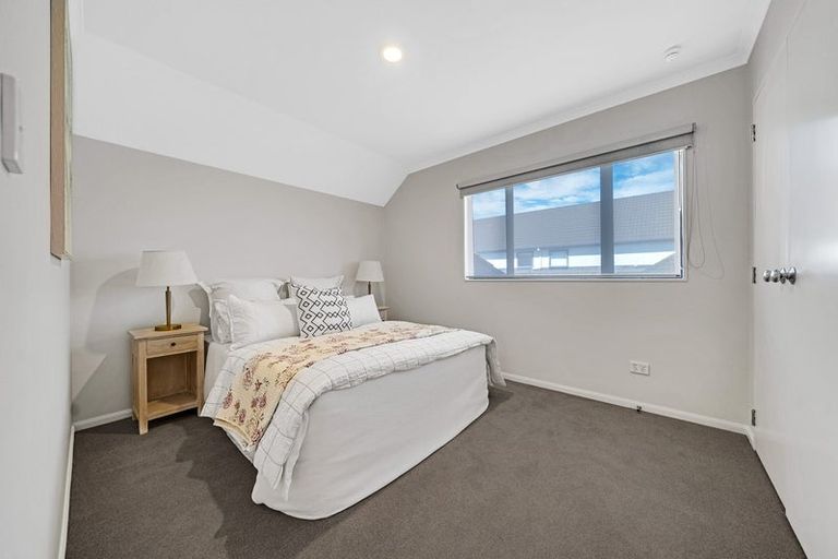 Photo of property in 2/27 Kellaway Drive, East Tamaki, Auckland, 2013