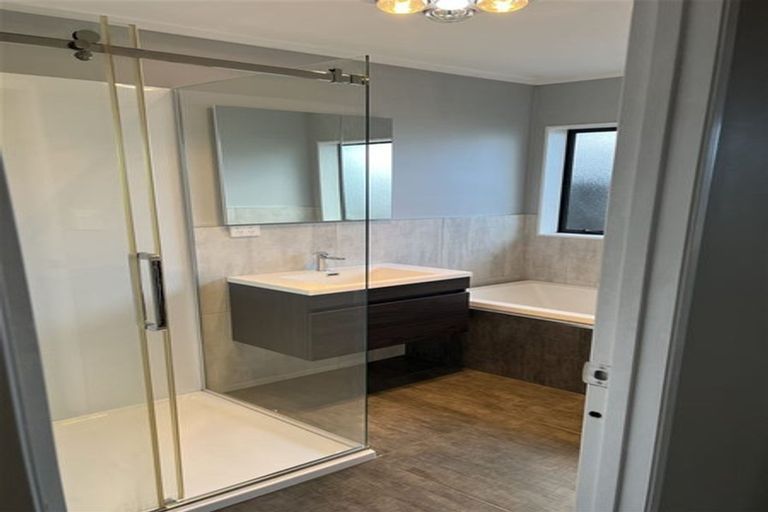 Photo of property in 2/25 Nicholas Road, Somerville, Auckland, 2014