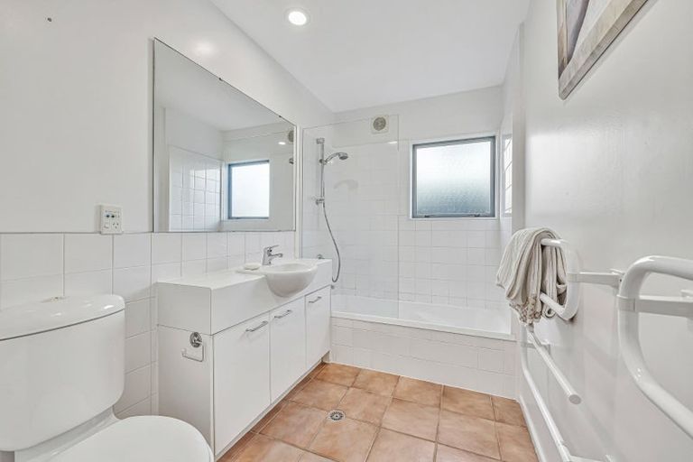 Photo of property in 19a Horotutu Road, Greenlane, Auckland, 1061