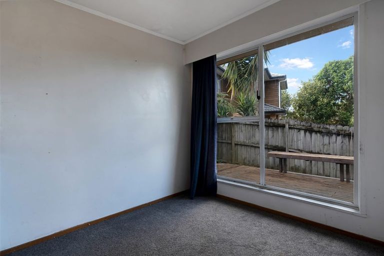 Photo of property in 13 Halcombe Place, Green Bay, Auckland, 0604