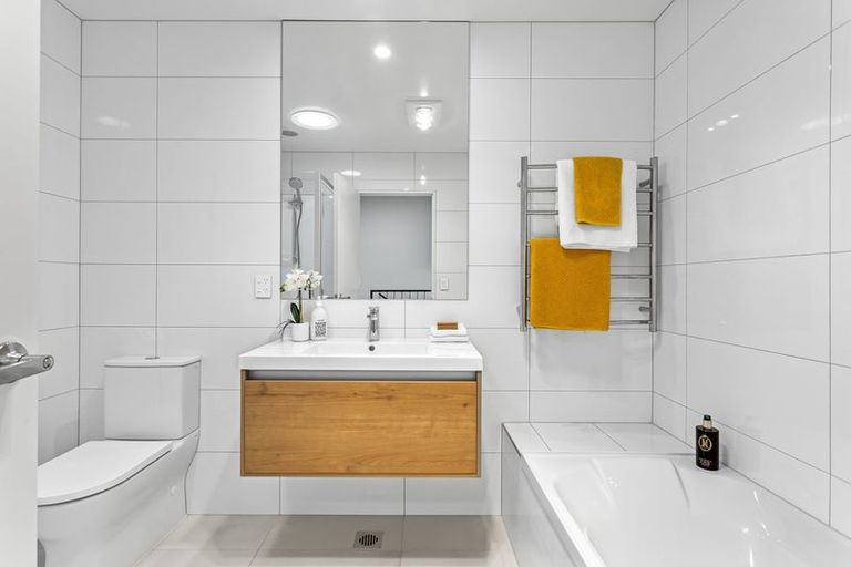 Photo of property in 12 Port Way, Rosehill, Papakura, 2113