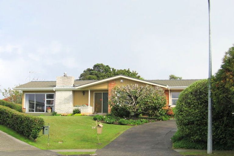 Photo of property in 18 Quibray Place, Botany Downs, Auckland, 2010