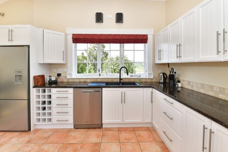 Photo of property in 141 Whangaparaoa Road, Red Beach, 0932