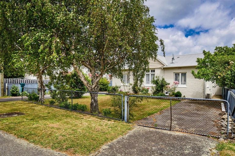 Photo of property in 10 York Street, Moera, Lower Hutt, 5010