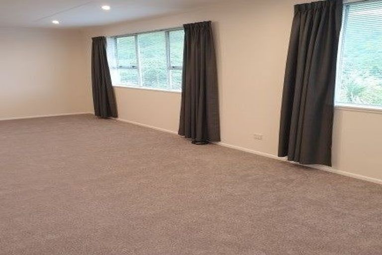 Photo of property in 2/14 Doris Gordon Crescent, Crofton Downs, Wellington, 6035