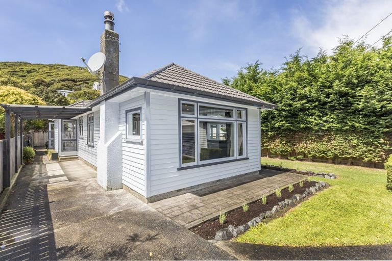 Photo of property in 64 Airlie Road, Plimmerton, Porirua, 5026