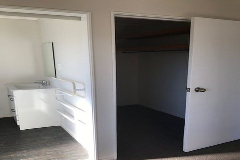 Photo of property in 5 San Bernadino Drive, Henderson, Auckland, 0612