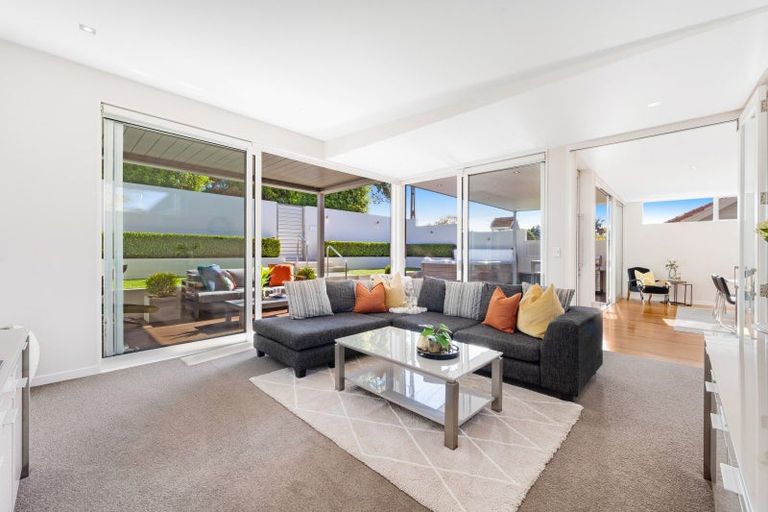 Photo of property in 33 Luplau Crescent, Cockle Bay, Auckland, 2014
