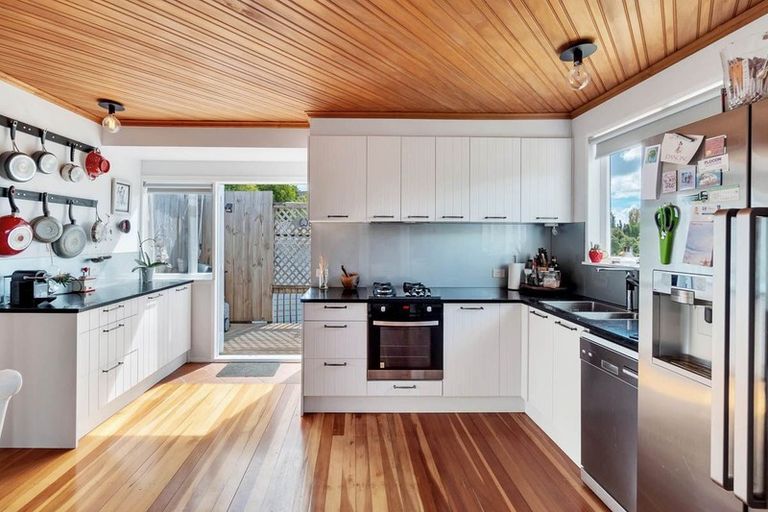 Photo of property in 38 Kashmir Road, Glen Eden, Auckland, 0602