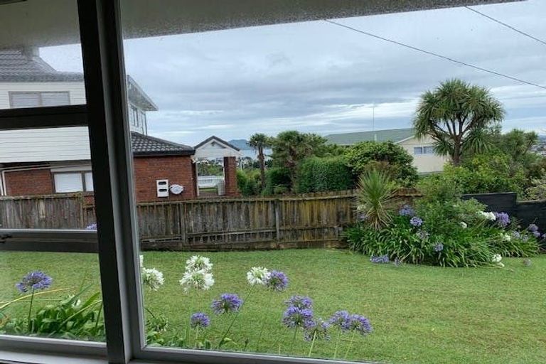 Photo of property in 2/4 Dewsbury Terrace, Castor Bay, Auckland, 0620