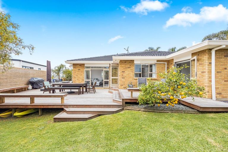 Photo of property in 30 Vermeer Place, West Harbour, Auckland, 0618