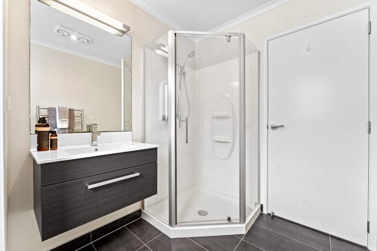 Photo of property in 4 Vincent Lane, Hobsonville, Auckland, 0616