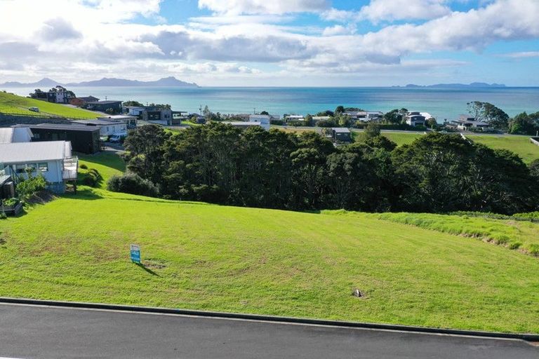 Photo of property in 3 Starlight Place, Langs Beach, 0582