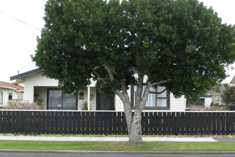 Photo of property in 32 Record Street, Fitzroy, New Plymouth, 4312