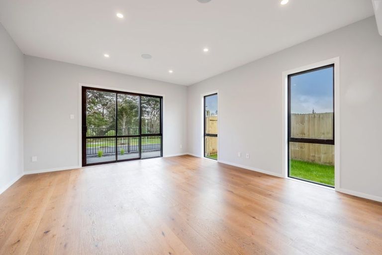 Photo of property in 15 Mcindoe Road, Kumeu, 0810