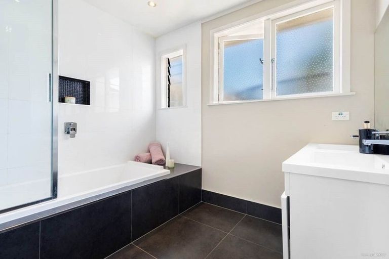 Photo of property in 47 Park Road, Glenfield, Auckland, 0629