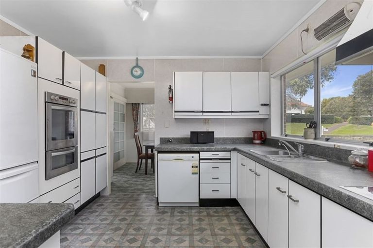 Photo of property in 14 Dennis Avenue, Hillpark, Auckland, 2102
