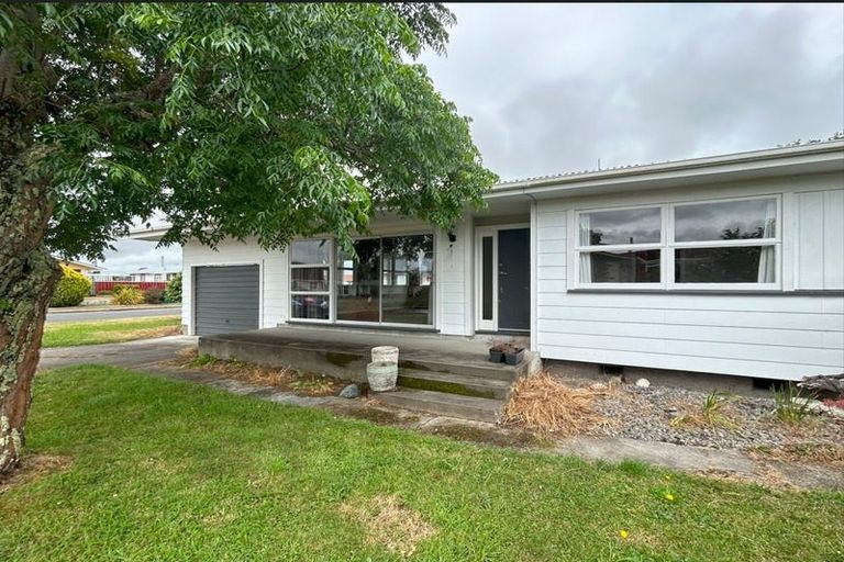 Photo of property in 14 Hornsby Street, Carterton, 5713