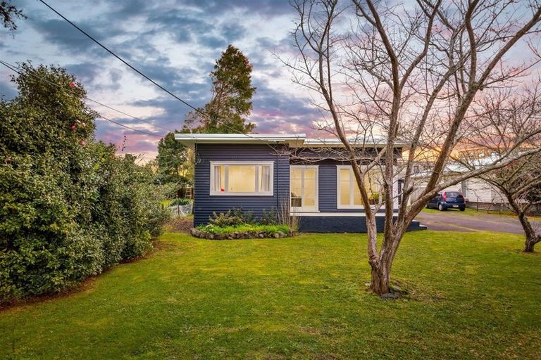 Photo of property in 11 Ranui Station Road, Ranui, Auckland, 0612