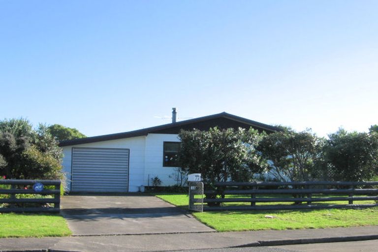 Photo of property in 13 Goldie Place, Waikanae Beach, Waikanae, 5036