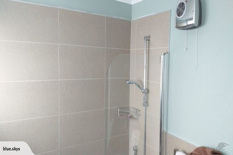 Photo of property in 53 Cliff View Drive, Green Bay, Auckland, 0604