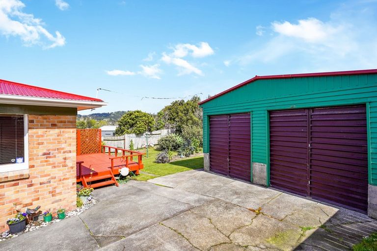 Photo of property in 43 Taupo Street, Green Bay, Auckland, 0604