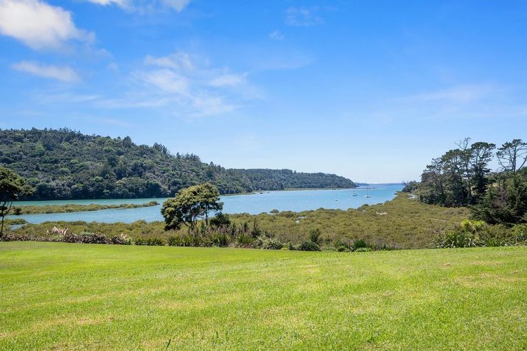 Photo of property in 109 Warman Road, Okura, Auckland, 0792