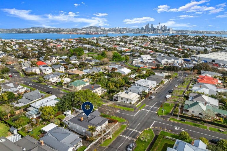Photo of property in 37 Mozeley Avenue, Devonport, Auckland, 0624