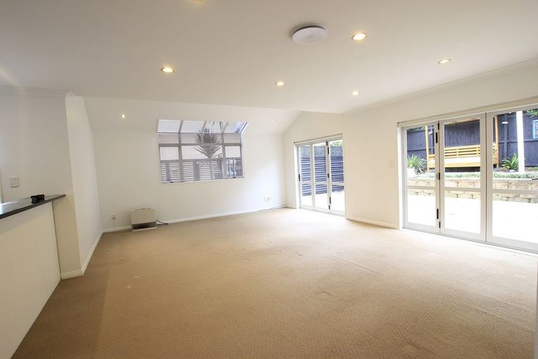 Photo of property in 15 Newbury Place, Schnapper Rock, Auckland, 0632