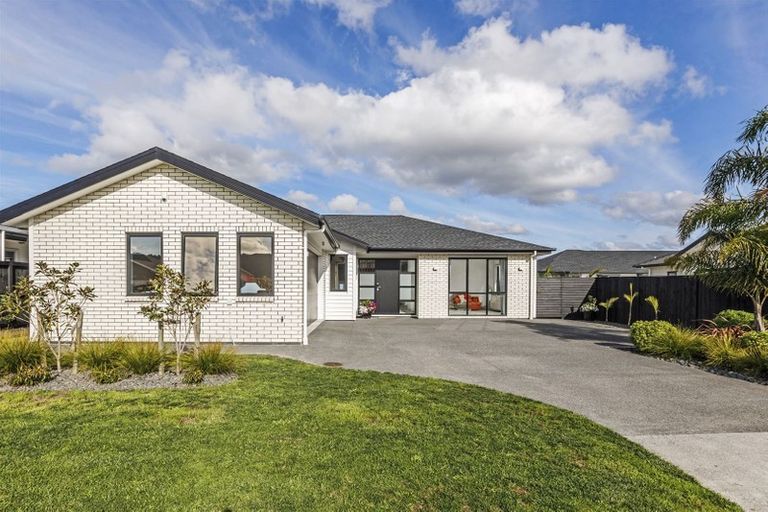 Photo of property in 3 Lewis Younie Road, Kumeu, 0810