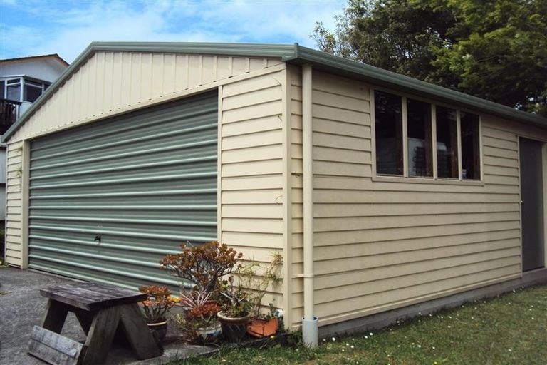 Photo of property in 20 Edgware Road, West Harbour, Auckland, 0618