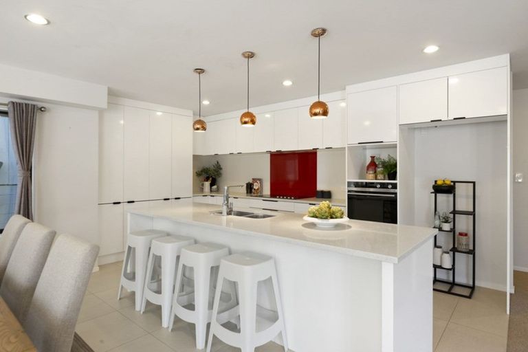 Photo of property in 2/41 Fairmount Road, Titirangi, Auckland, 0604