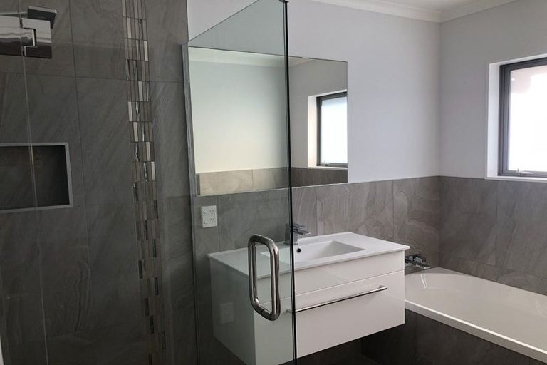 Photo of property in 14 Miami Place, One Tree Point, 0118