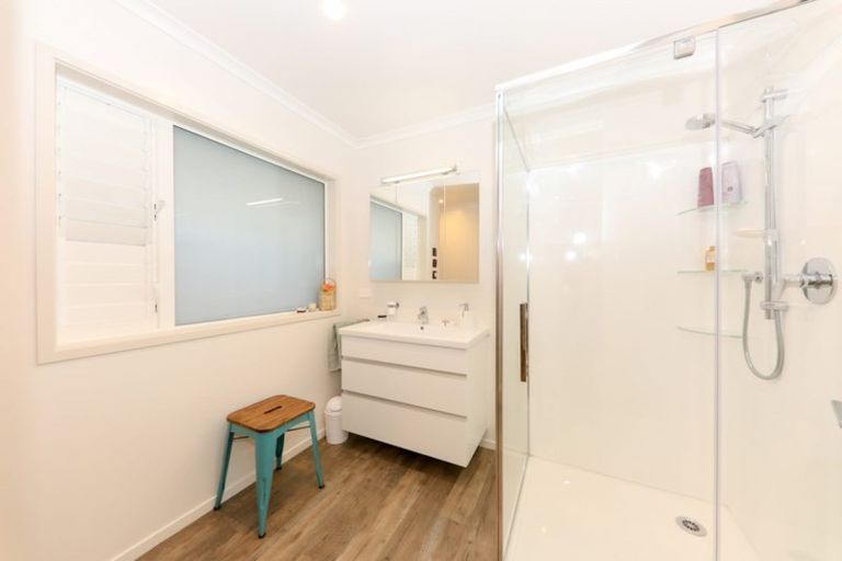 Photo of property in 2/19 Seaview Avenue, Northcote, Auckland, 0627