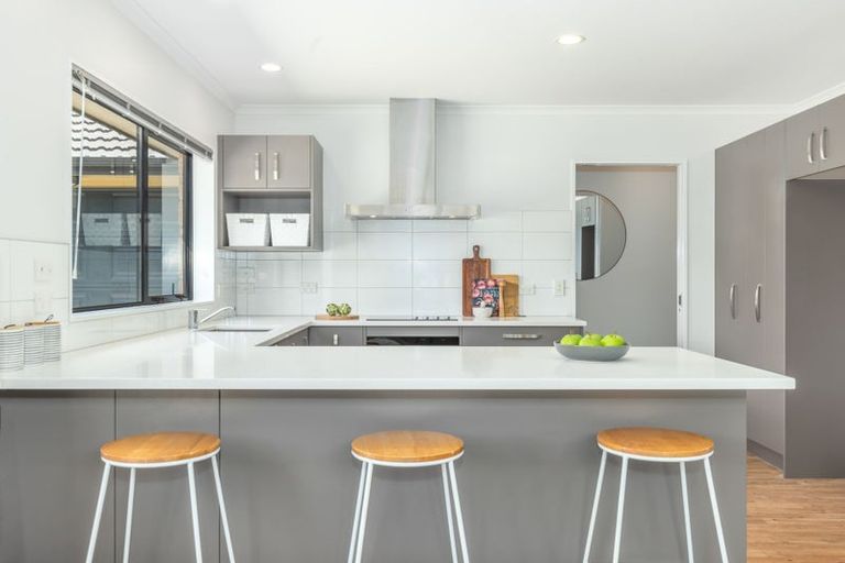 Photo of property in 18 Guildford Drive, Paraparaumu, 5032