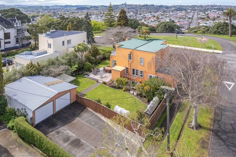 Photo of property in 2 Kent Road, Saint Johns Hill, Whanganui, 4501