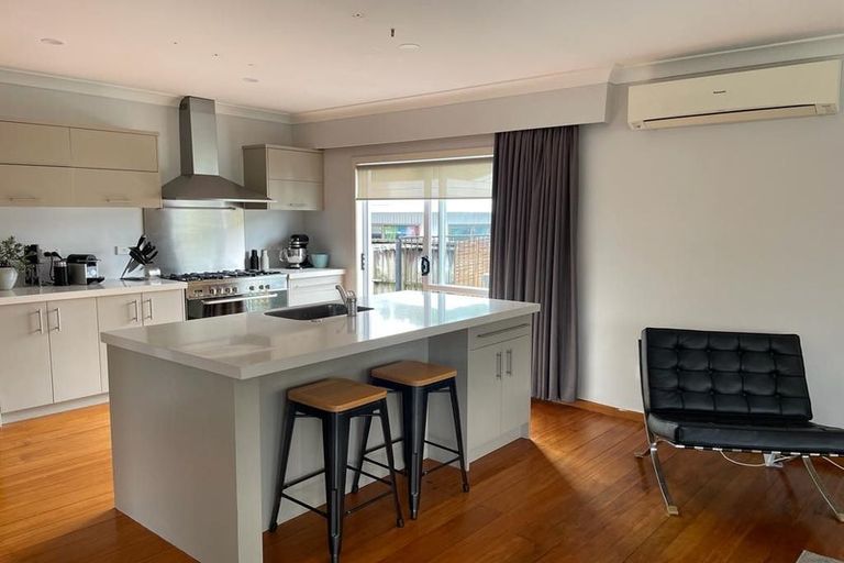 Photo of property in 1/206 Onewa Road, Birkenhead, Auckland, 0626