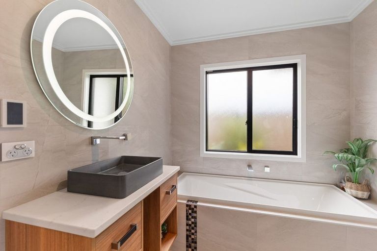 Photo of property in 10a Queenwood Road, Levin, 5510
