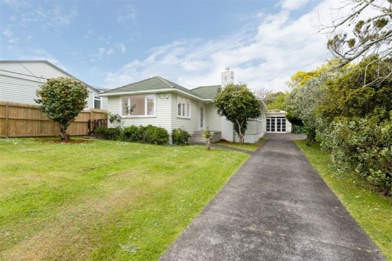 Photo of property in 15 Waione Avenue, Te Atatu Peninsula, Auckland, 0610