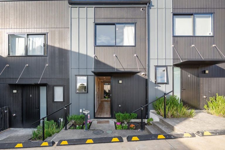 Photo of property in 7/8 Chivalry Road, Glenfield, Auckland, 0629