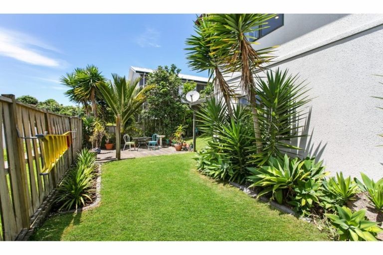 Photo of property in 9/42 Fields Parade, Oteha, Auckland, 0632