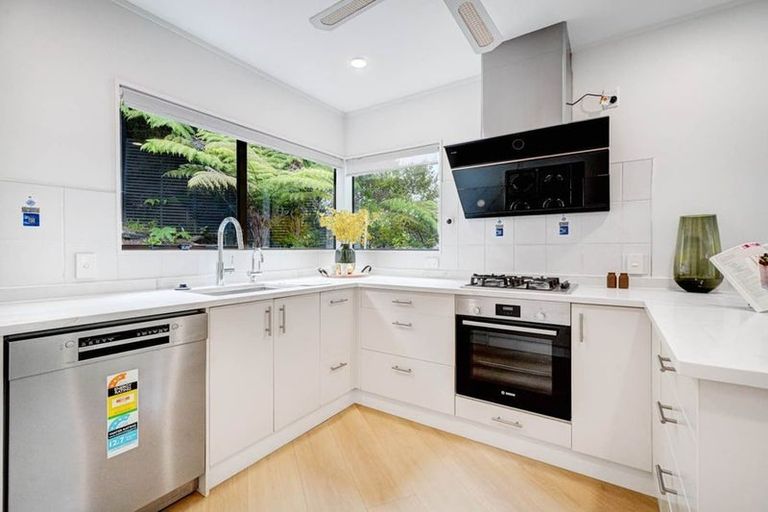 Photo of property in 8 Stitchbird Close, Murrays Bay, Auckland, 0630