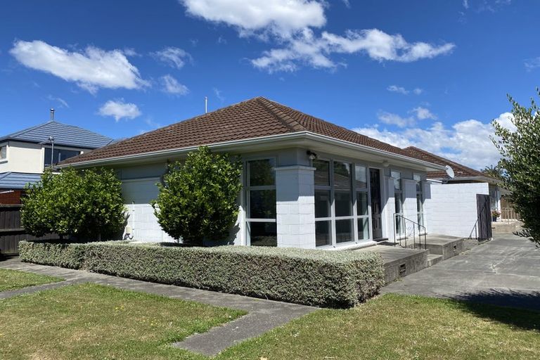 Photo of property in 2/74 Garreg Road, Bryndwr, Christchurch, 8052