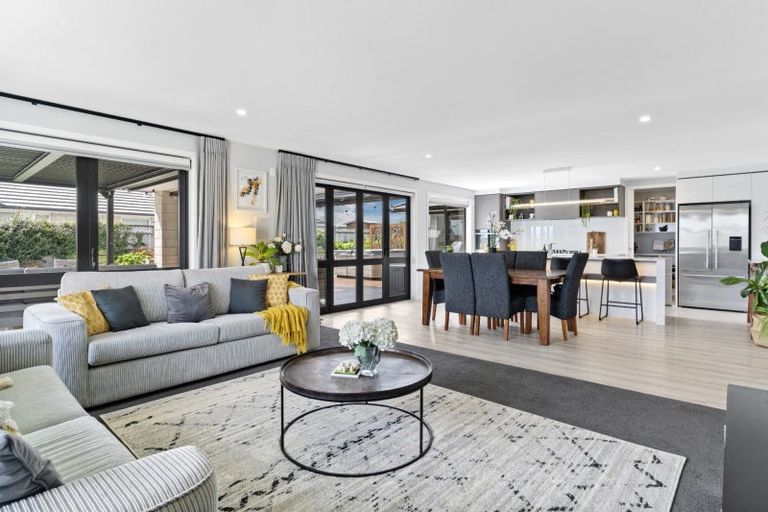 Photo of property in 2 Olive Close, Omokoroa, 3114