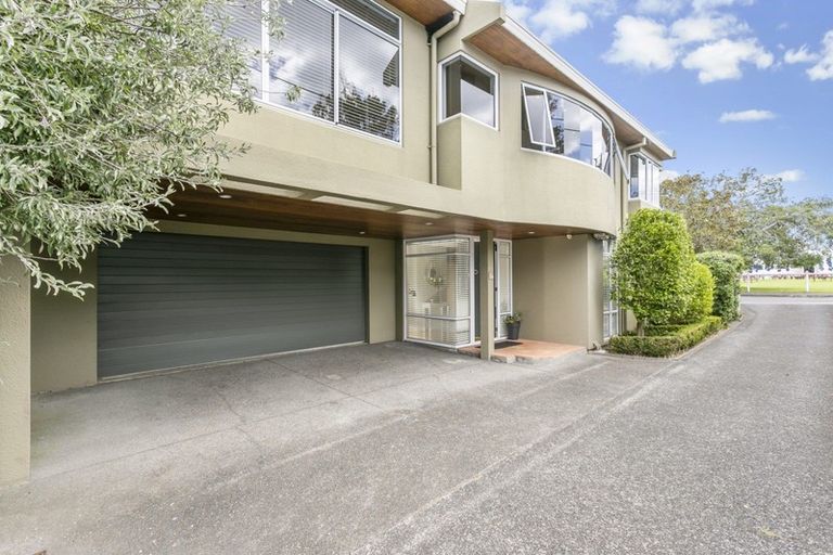 Photo of property in 2/43 Princes Street, Northcote Point, Auckland, 0627