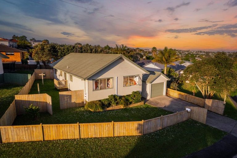 Photo of property in 11 Killygordon Place, Massey, Auckland, 0614