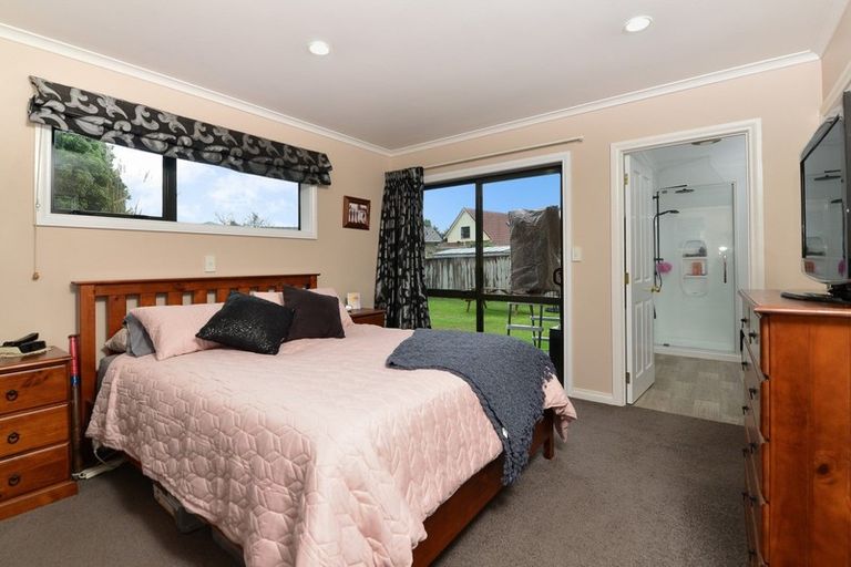 Photo of property in 52 Waiwherowhero Drive, St Andrews, Hamilton, 3200