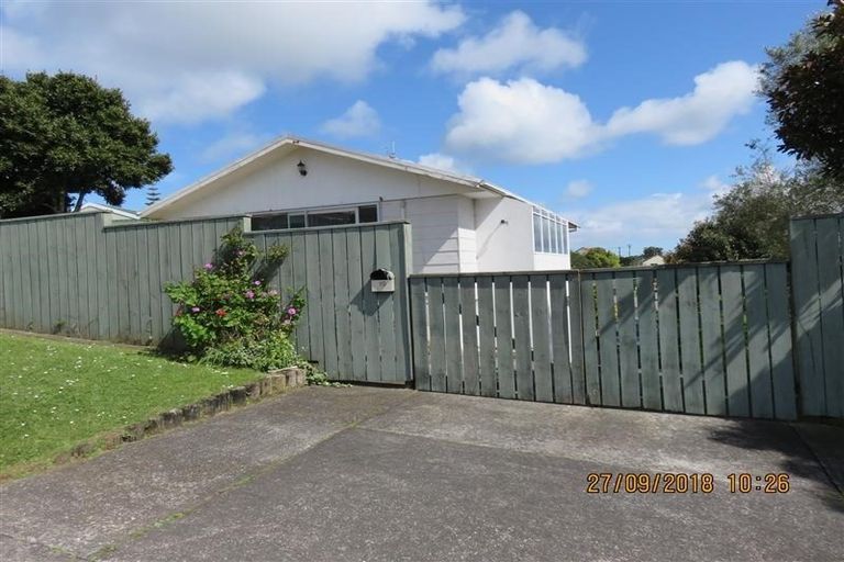 Photo of property in 10 Beauchamp Drive, Massey, Auckland, 0614